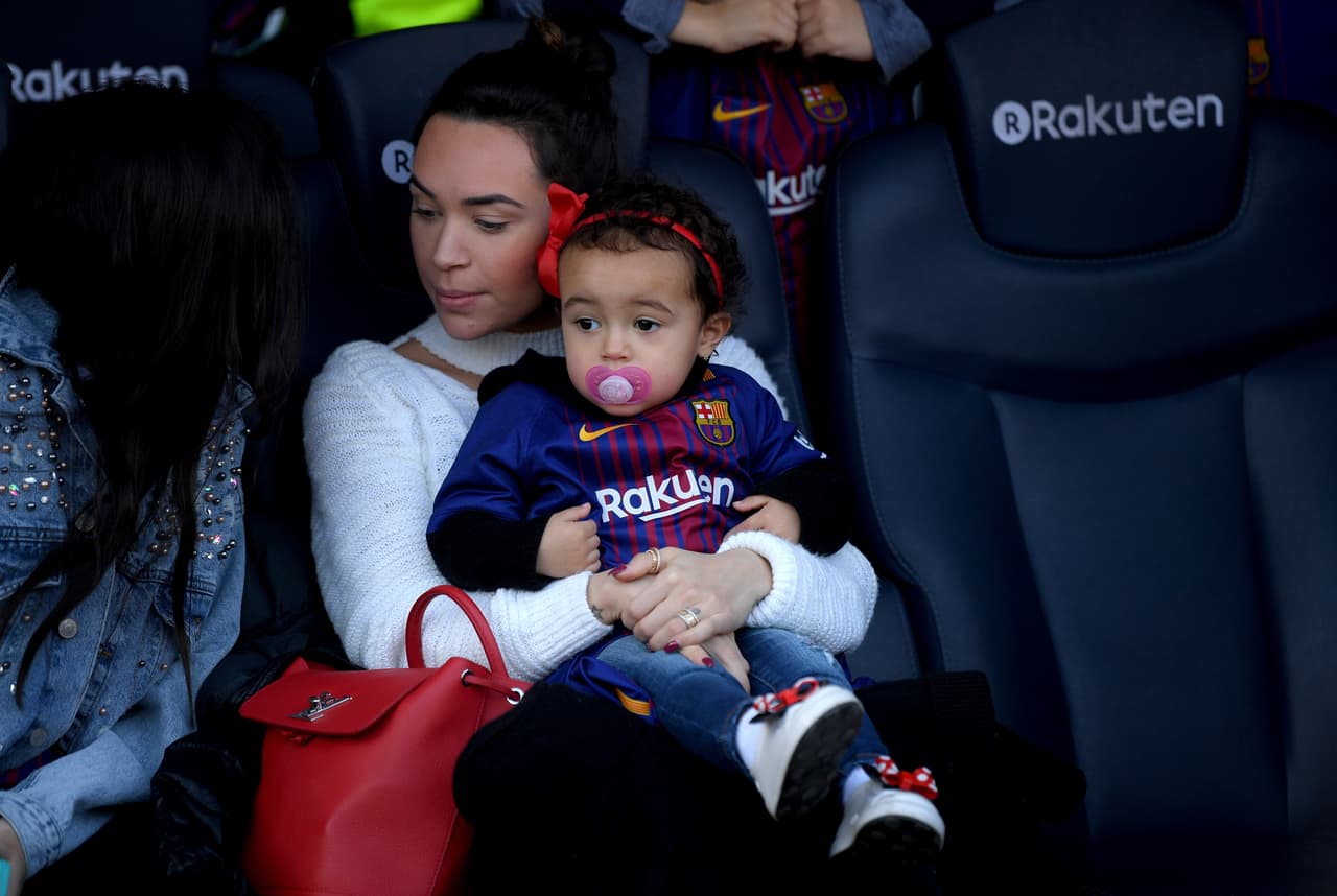 Aine Coutinho y su hija María acompañaron a Philippe en su presentación como nuevo jugador del equipo catalán. Además de la pequeña, son padres de Philippe Junior.