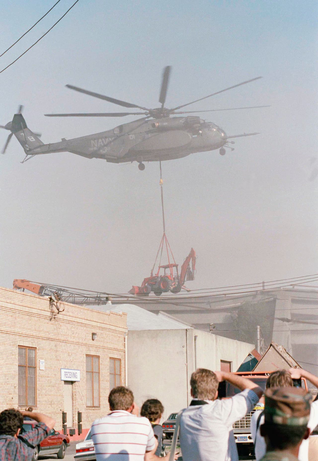 La mayoría de las víctimas que murieron en el viaducto Cypress perdieron la vida aplastadas por el colapso del segundo piso, pero aquellos que viajaban en el nivel superior también se vieron involucrados en aparatosos accidentes. Al día siguiente del sismo, helicópteros de la Marina de Estados Unidos llevaron al lugar maquinaria para remover los escombros.