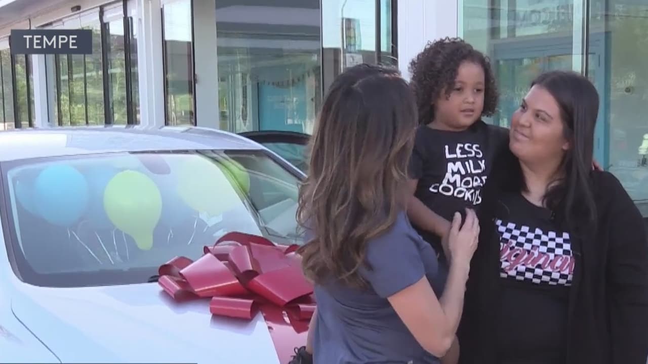 Entregan auto nuevo a mujer afectada tras choque que salvó a una familia de ser arrollados