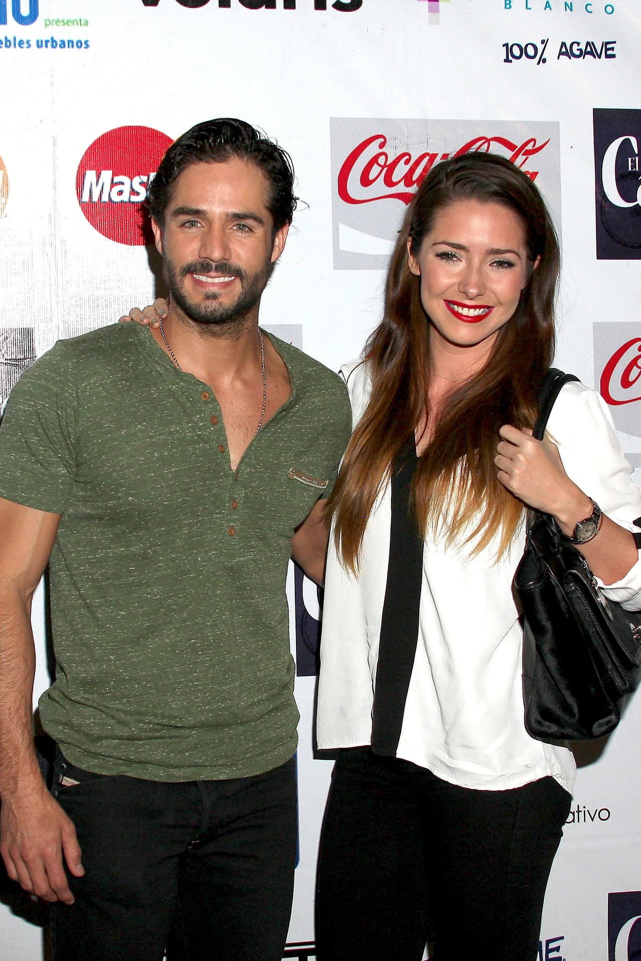 Fueron protagonistas de la telenovela 'La mujer del Vendaval', en donde dieron vida a Marcela Morales y Alessandro Casteló. Ahí se encendió la llama del amor.