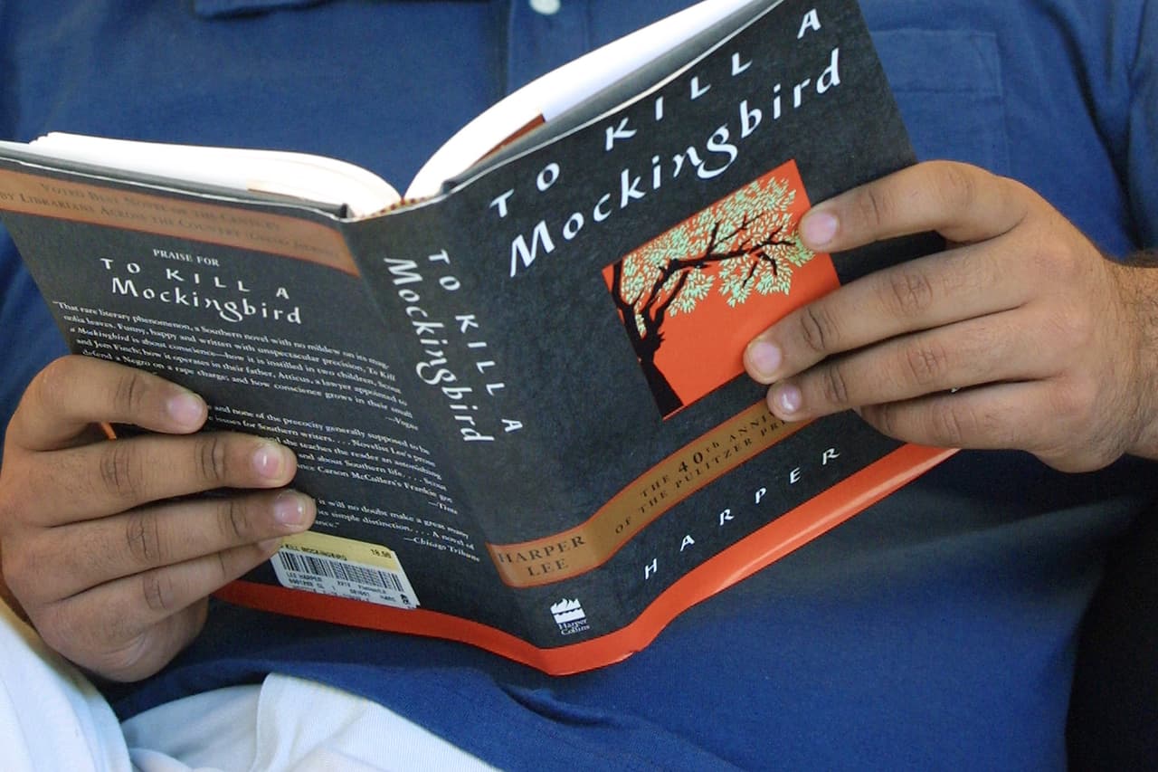 Boo Radley: Trastorno de Ansiedad Social. Su aparición en la película de Matar a un ruiseñor, interpretado por Robert Duvall, es memorable. “Sufre de Trastorno de Ansiedad Social, lo que fácilmente podría haber sido tratado en el tiempo en que vivía. Es por ello que su historia es tan trágica, la de alguien que se aísla del mundo y su destino es ser abandonado a sufrir”, señala Patches67 sobre este personaje de la novela de Harper Lee.