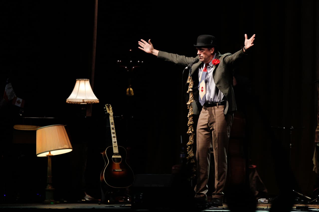 Gregory House: Depresión y adicción. Las formas hostiles de Dr. House tal vez no son más que un síntoma de sus grandes problemas: “Sufre de dolor crónico y adicción a los opiáceos. Necesita los casos médicos que asume para distraerse de su dolor y su severa depresión crónica. El tema de su depresión se explora en detalle en varios episodios”, explica Justgonnarage. El personaje interpretado por Hugh Laurie está inspirado en Sherlock Holmes.