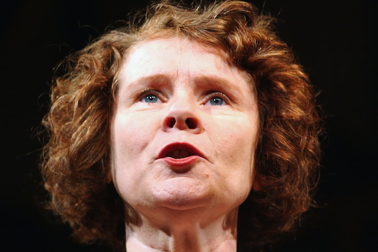 Dolores Umbridge: Trastornos severos. De los peores villanos creados por J.K.Rowling en Harry Potter. La Suma Inquisidora de Hogwarts, interpretada por Imelda Staunton, hizo todo tipo de atrocidades y en Reddit intentan definir el porqué. “Torturó estudiantes, por no decir que en realidad iba a matar a Harry y a Hermione en el bosque, antes de que Grawp y los centauros la interrumpieran. Tiene problemas mentales graves”, Eloquentdyslexic.