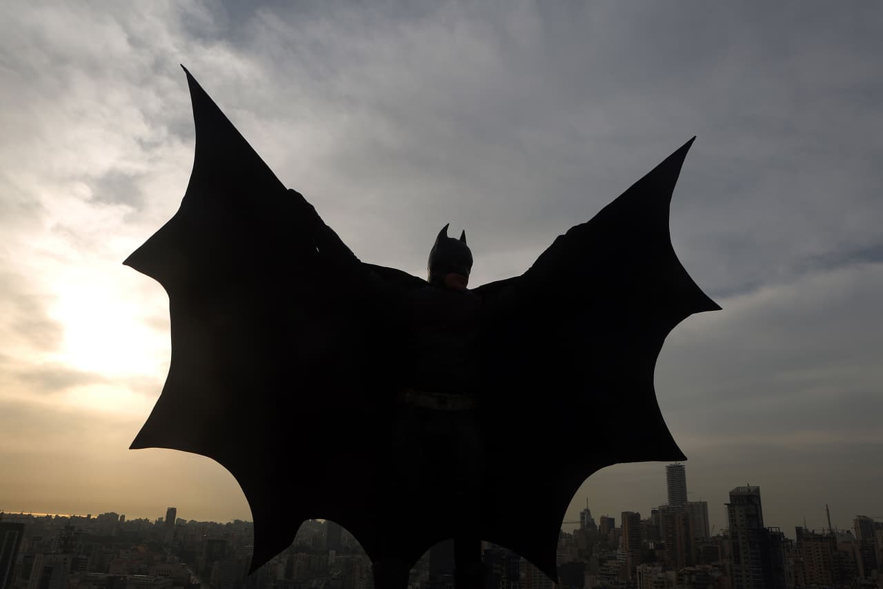 Batman o Bruce Wayne: Trastorno de Identidad Disociativo. “Batman necesita algún tipo de terapia seria”, escribe Thellin-B312. Es amplio el debate sobre este personaje a quien atribuyen trastornos de identidad. Dicen que para resolver sus dilemas existenciales, el héroe de DC Comics tendría que comenzar por definir cuál es su verdadero yo: el atormentado hombre murciélago o el millonario Bruce Wayne.