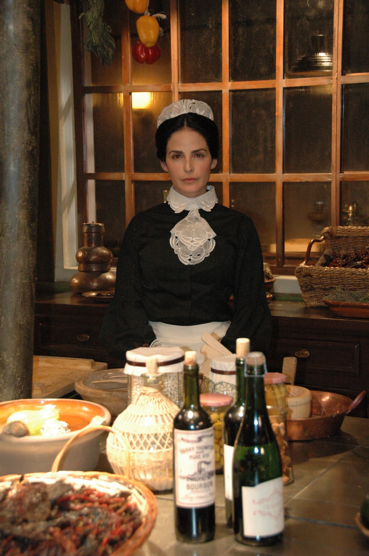 Cristina es la hermana melliza de Julio, una mujer bella y muy inteligente, cuyo sueño es vivir en Europa.