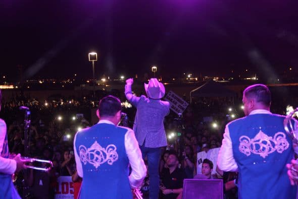 El Dasa revolucionó Phoenix con su voz y carisma, enloqueciendo a miles de fans que los esperaban ansiosas. El chulo causó furor con sus movimientos sexy y desafió seguridad para acercarse y bailar con sus consentidas.  