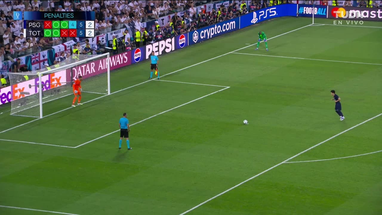 ¡GOL!  anota para Paris Saint-Germain. Lee Kang-In