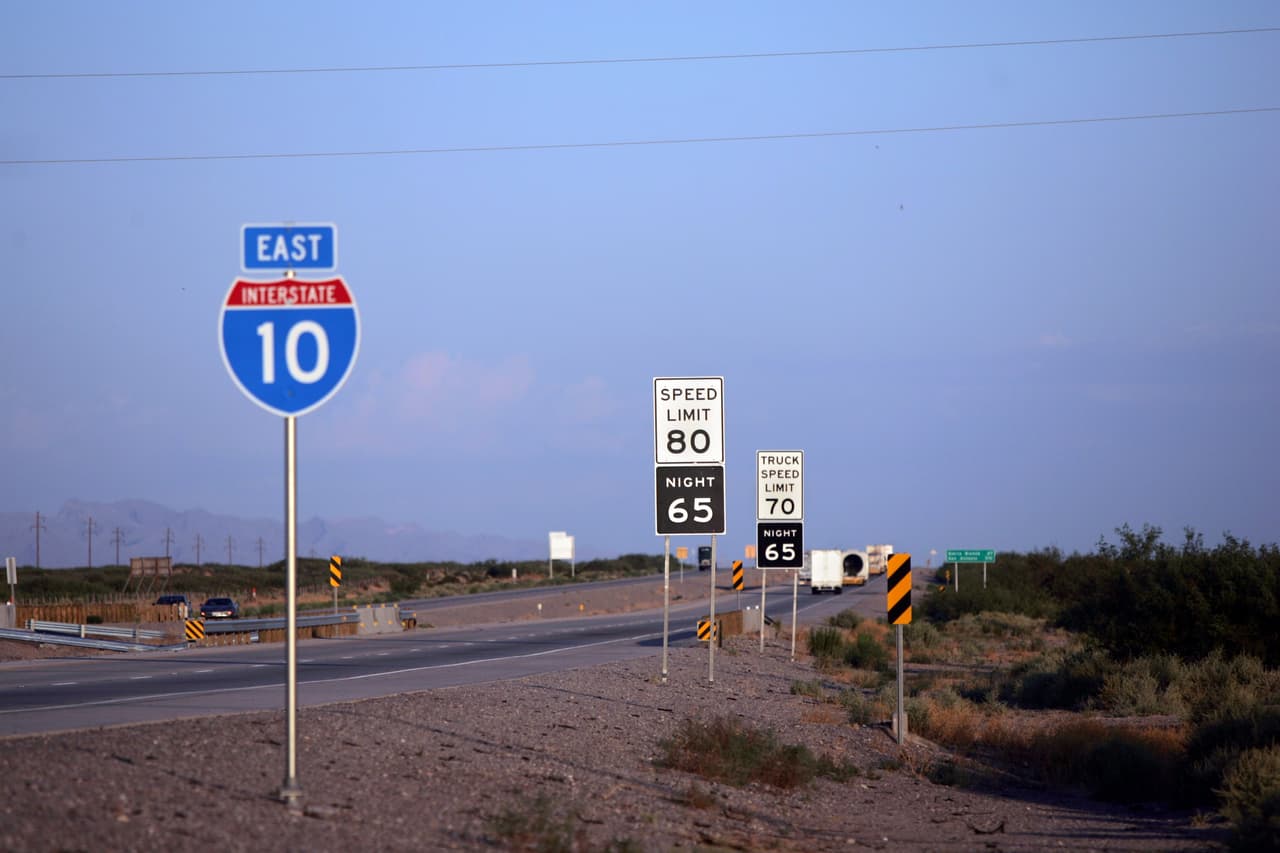 <b>Puesto 4. Interestatal 10 (I-10). 54.5 muertes por cada 100 millas. </b>Recorre el sur del país de costa a costa, pasando por California, Arizona, New Mexico, Texas, Louisiana, Mississippi, Alabama y Florida. Tuvo 1,342 accidentes en sus 2,460 millas de longitud. Ocupa el segundo lugar en accidentes en la oscuridad (19.2 accidentes fatales por cada 100 millas) y el cuarto lugar en accidentes ocasionados por conductores ebrios (12.6 accidentes fatales cada 100 millas). 
<br>
