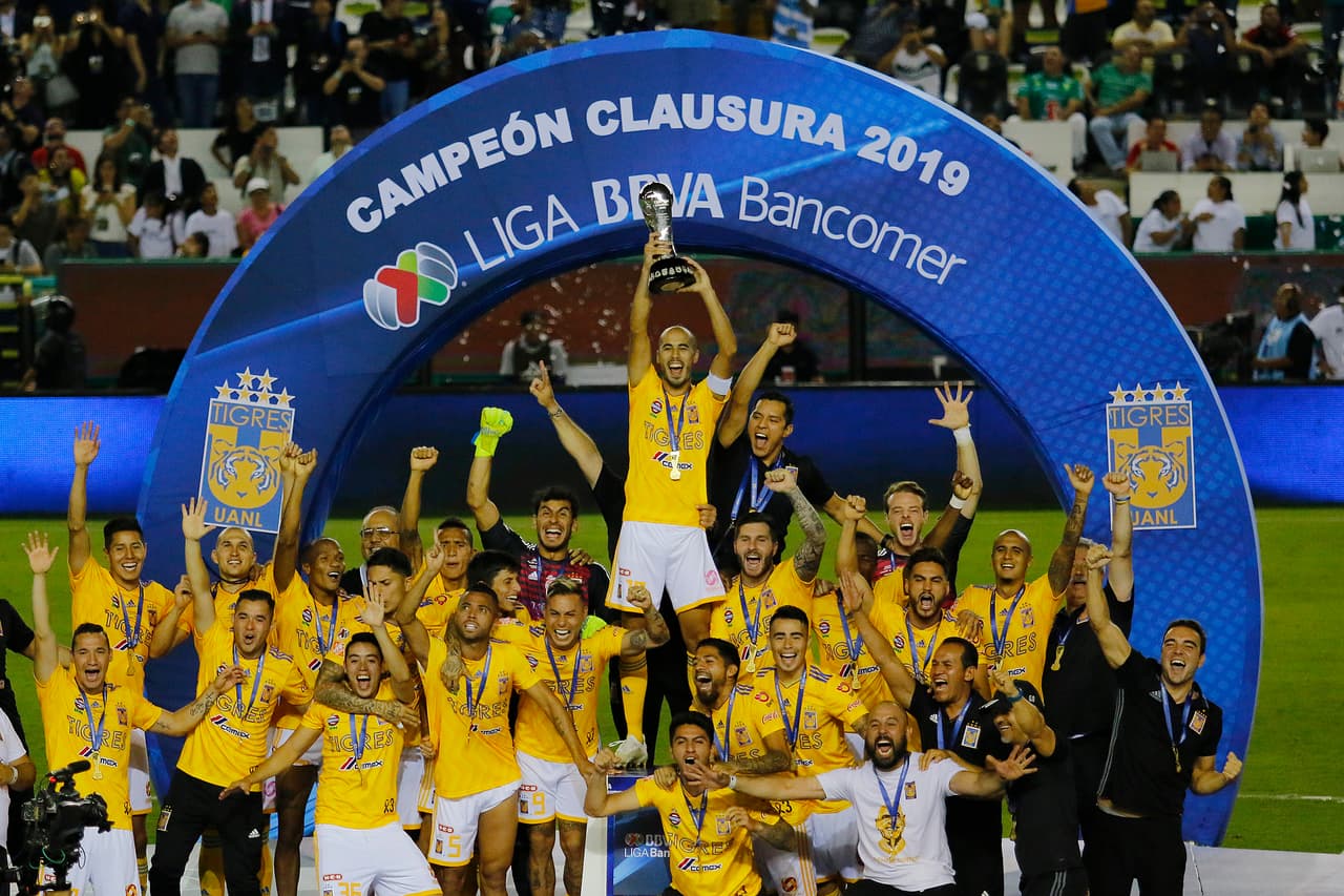 ¡Tigres se proclama Campeón del fútbol mexicano! Los felinos regiomontanos cosecharon su séptimo título de la Liga MX y se cuelan, aunque muchos se sigan negando a aceptarlo, entre los grandes del balompié azteca. Luego de superar en una Final de un solo gol a los Esmeraldas del León, así se dieron los festejos de los Tigres en patio ajeno, imágenes para el recuerdo y que hay que darse un tiempo para echarles un ojo, sobre todo la fiel afición de los felinos regios.