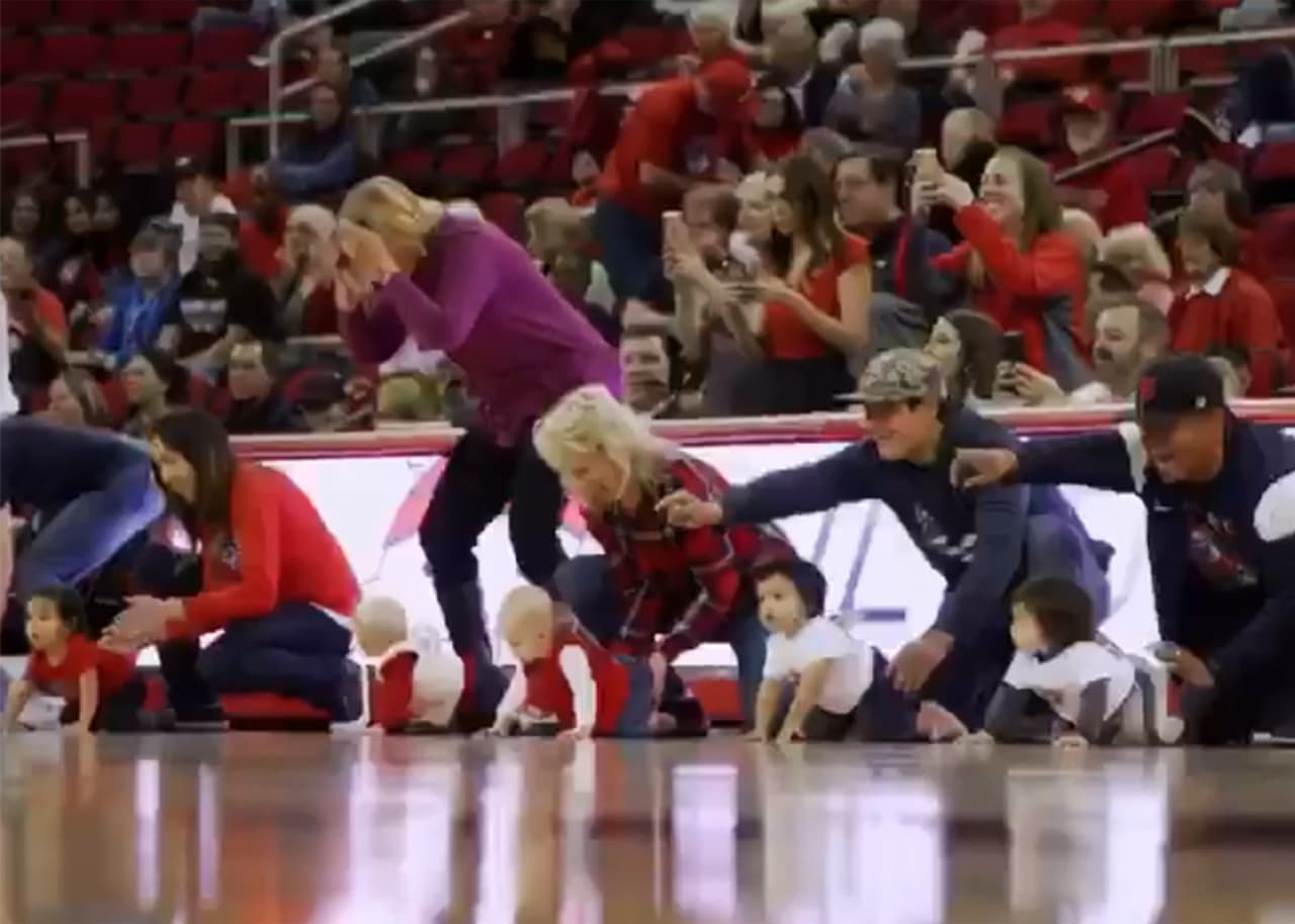 1, 2, 3... Partieron. La carrera se desarrolló este sábado 4 de enero en el medio tiempo del juego. Los basquetbolistas se fueron a camarin con el marcador empatado entre Fresno State y San José State.
