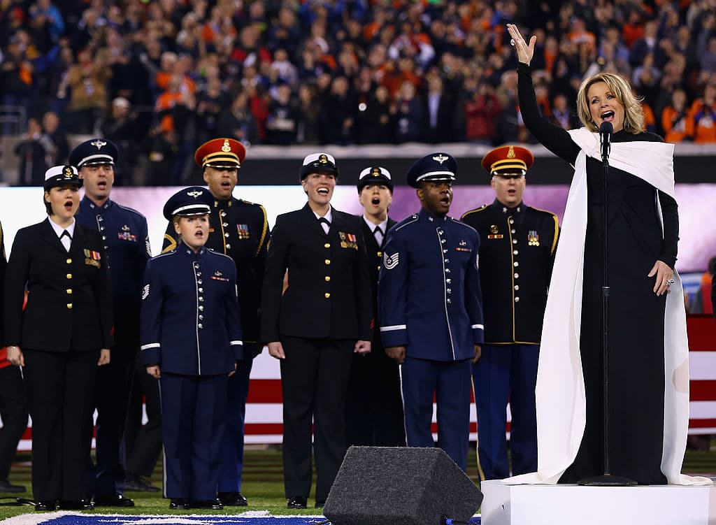 Renée Fleming lo hizo en el Super Bowl XLVIII, en el 2014, en el Metlife Staium, East Rutherford, New Jersey.