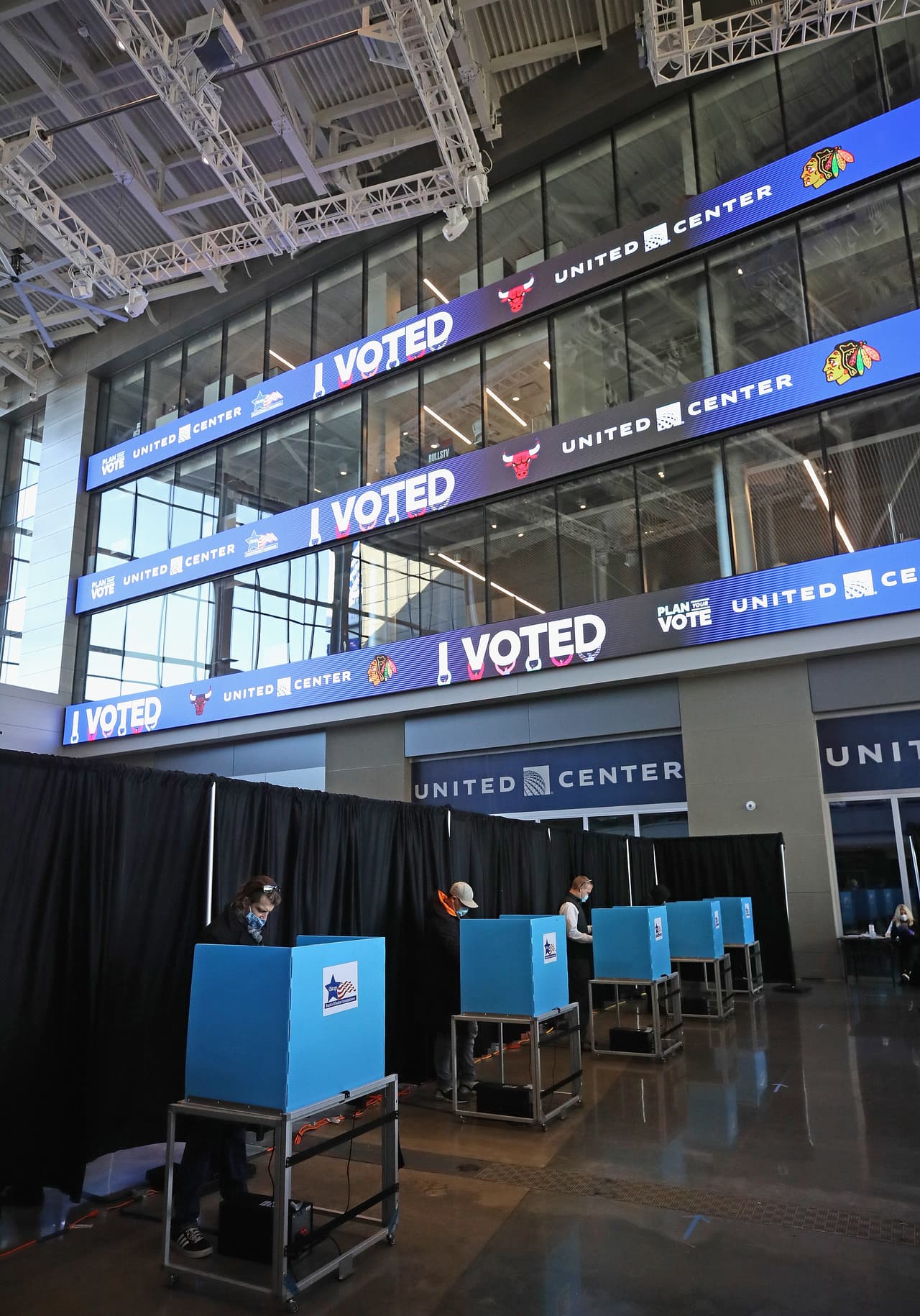 Los votantes utilizan máquinas de votación socialmente distanciadas instaladas en el atrio este del United Center. Las puertas se abrieron para los votantes a las 6 a.m. y se cerrarán a las 7 p.m.