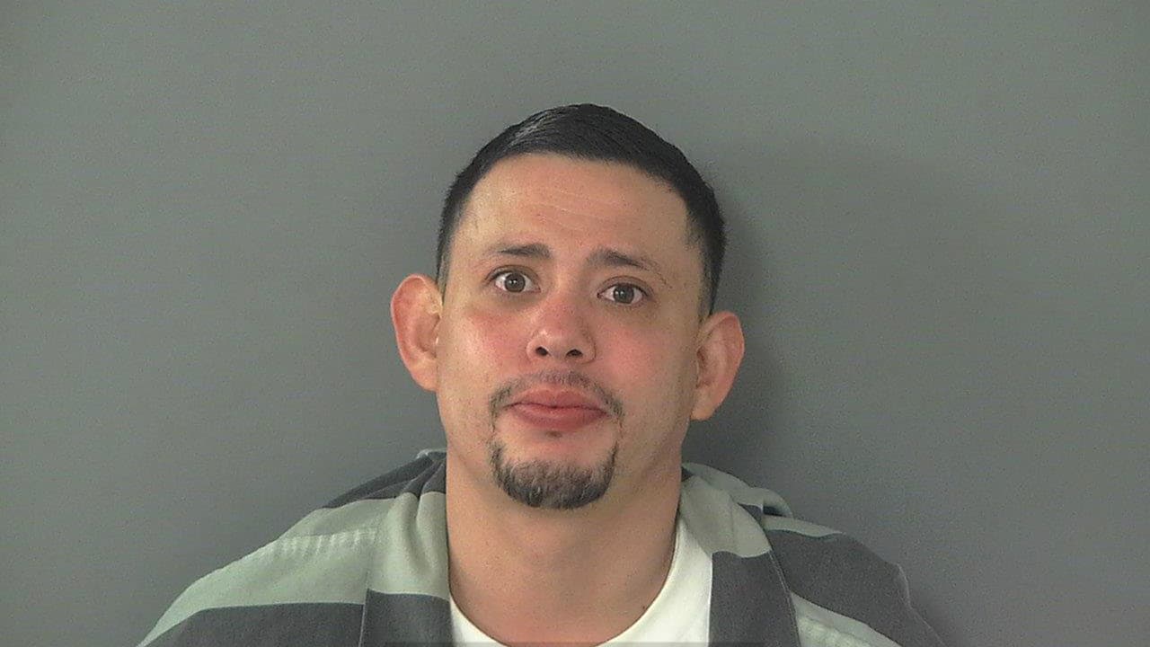 Michael Ángel Pequeño, 36 años. Tiene orden de arresto y fue visto por última vez en Conroe, al norte de Houston.