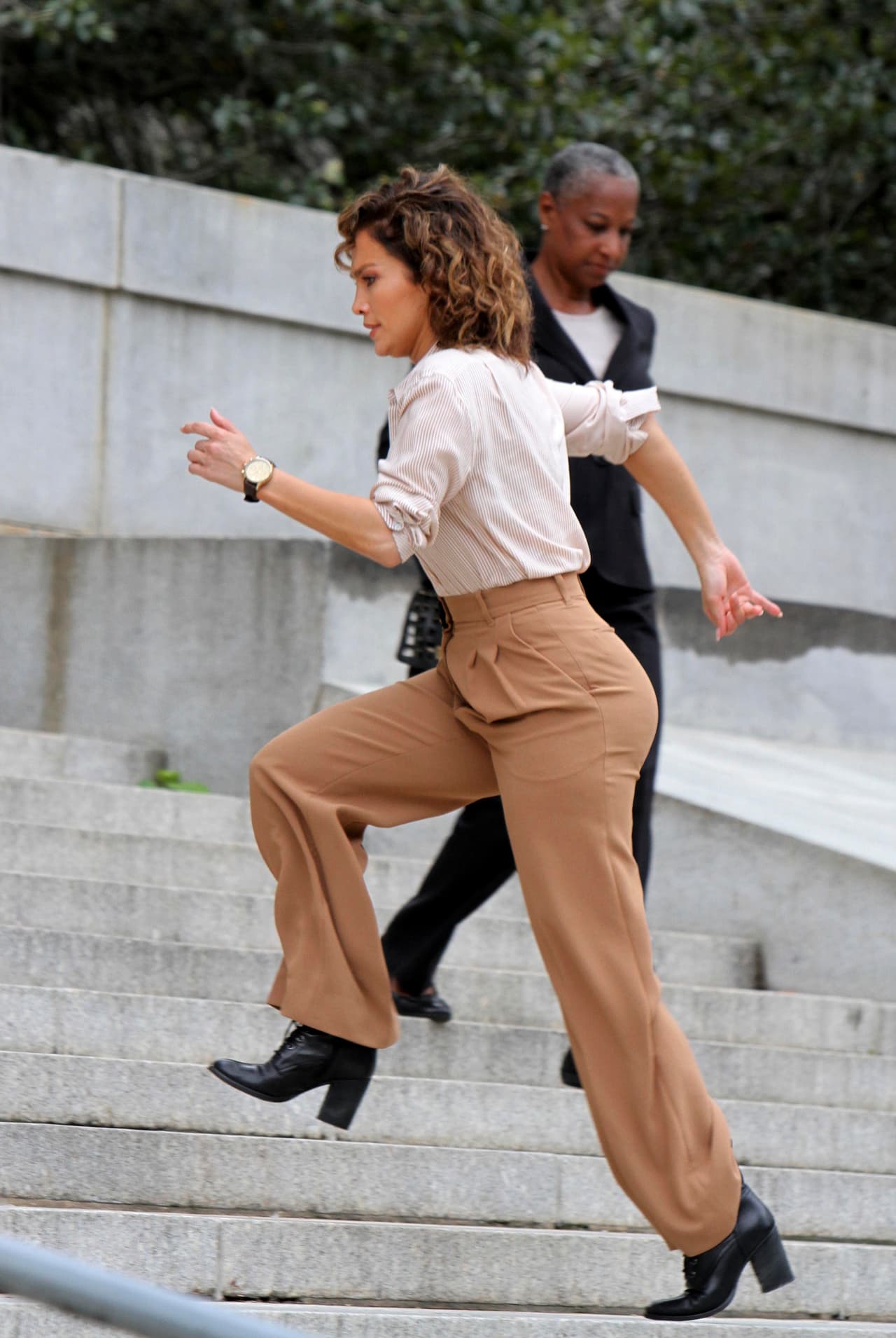 Hasta con tacones puede correr a toda velocidad.