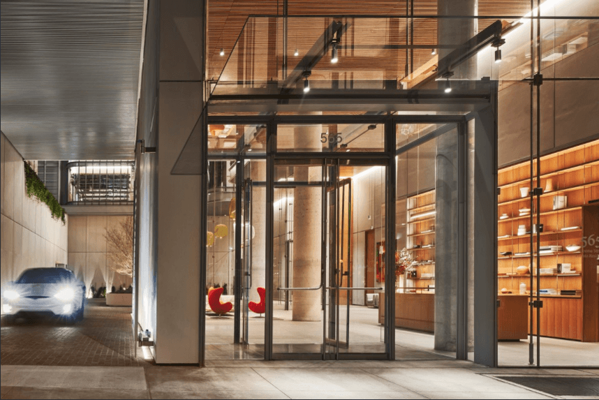 La estructura de 30 pisos y 290 pies de altura esta compuesta por dos torres de vidrio.