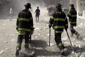 Equipos de rescate en las cercanías de las Torres Gemelas el 11 de septiembre de 2001.