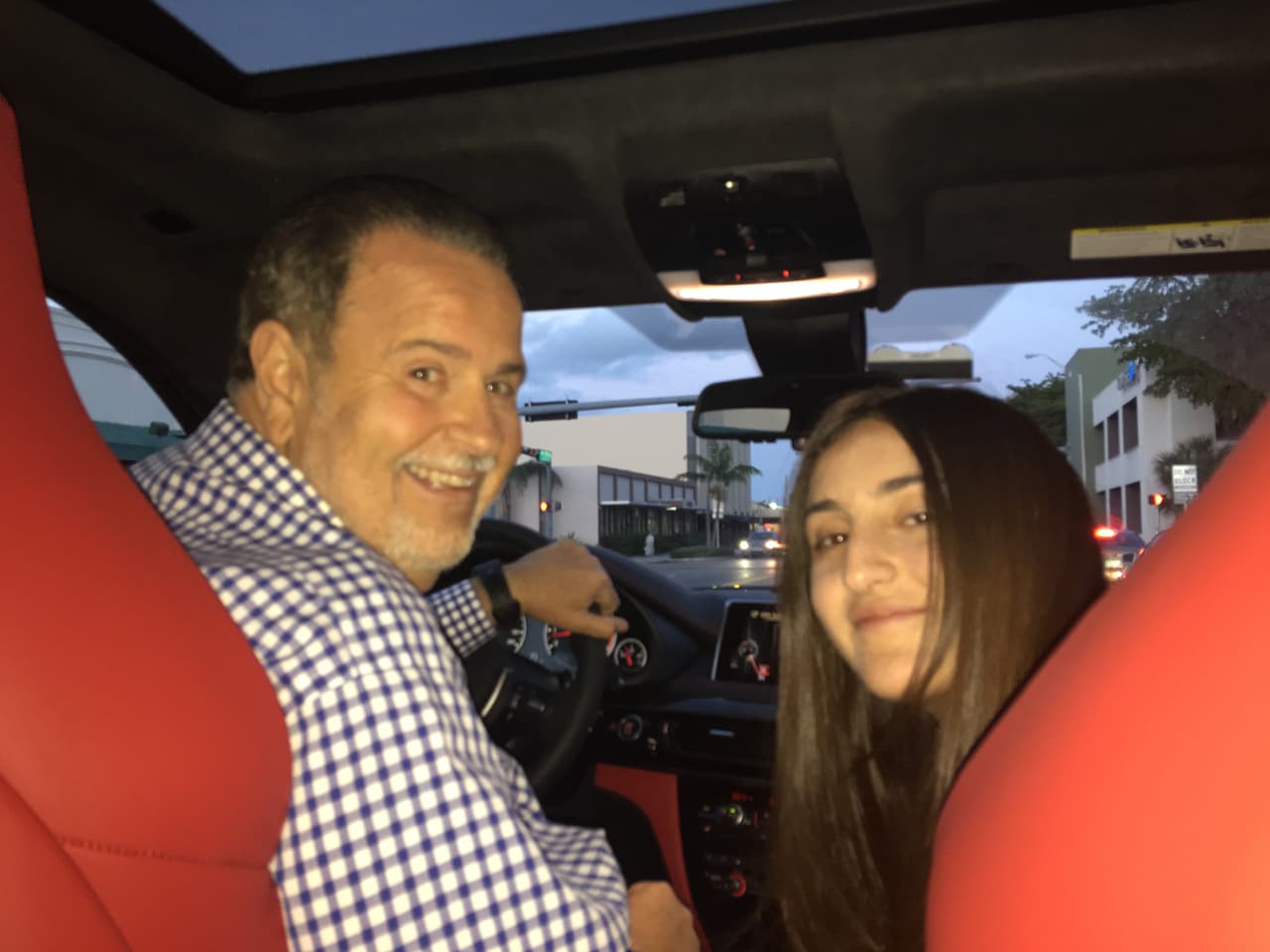 Raúl sorprendió a su hija con una cena para celebrar su cumpleaños.