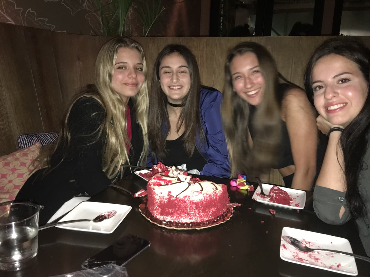 Aunque era día de colegio, Mía pudo ir con varias amigas a este lugar.