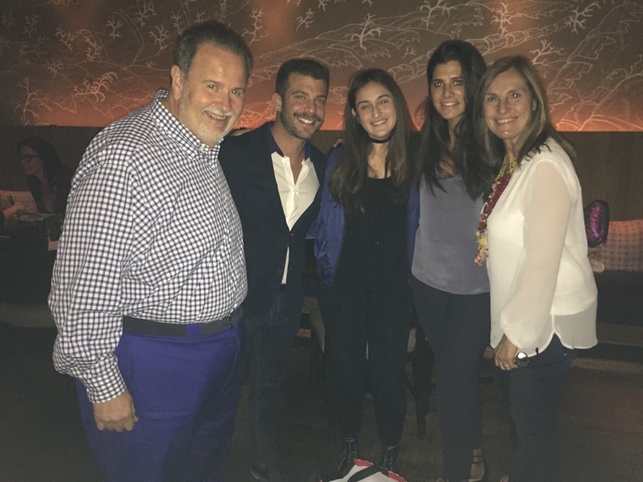 Mía también pidió un automóvil de regalo.