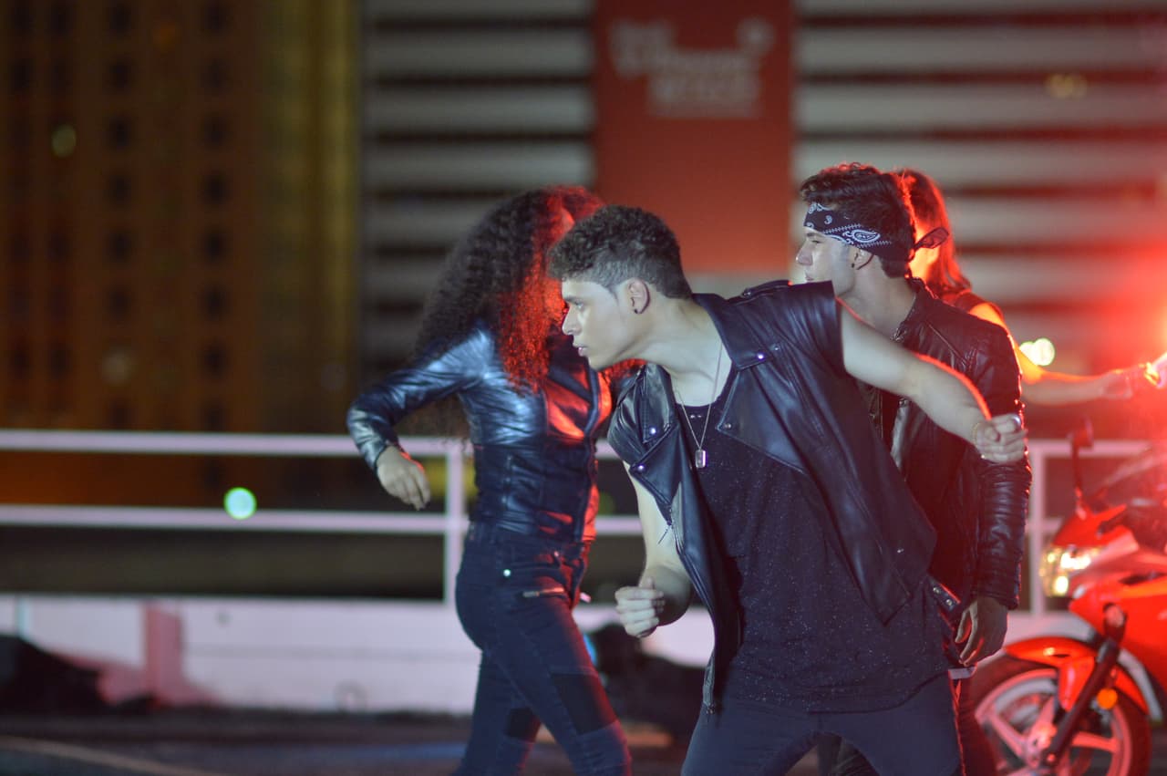 Jorge, Kevin, Garmandy, Aimeé, Megamy y April superaron los obstáculos que se presentaron en los ensayos y en la grabación del videoclip de "Rebelde". El resultado final fue un vídeo con fuerza y mucha pasión.