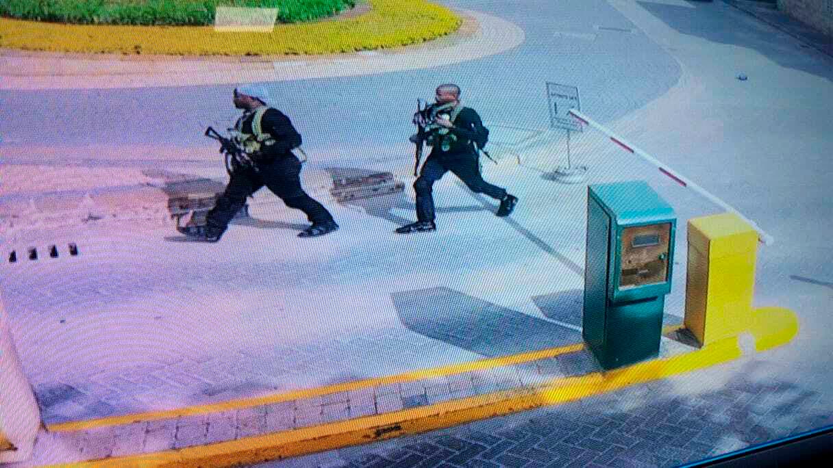 Las fuerzas de seguridad de Kenia mataron a los cinco militantes somalíes que irrumpieron en un complejo de oficinas y hotel de lujo en Nairobi, asesinaron a 21 personas y obligaron a cientos a escaparse entre las balas, según confirmó el gobierno de ese país. La imágen, tomada de una cámara de seguridad, muestra a los atacantes al entrar al entrar al complejo, uno de los más seguros de esa ciudad.