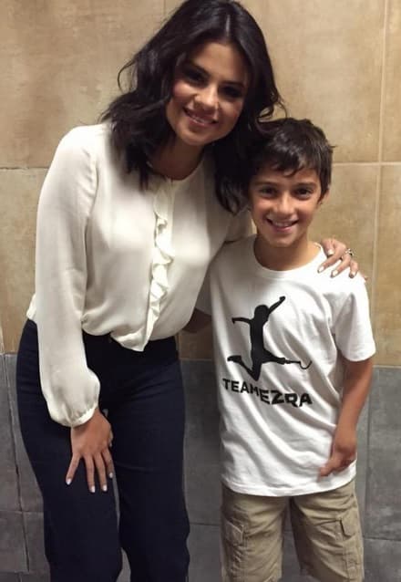 Tras el escenario, el emocionado niño le pidió a Selena una foto. ¡Mira nada más la sonrisa del pequeño!