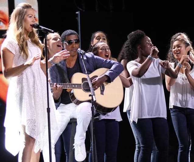 Colbie fue acompaña por un coro de jóvenes. ¡Le dieron mucha vida al escenario!