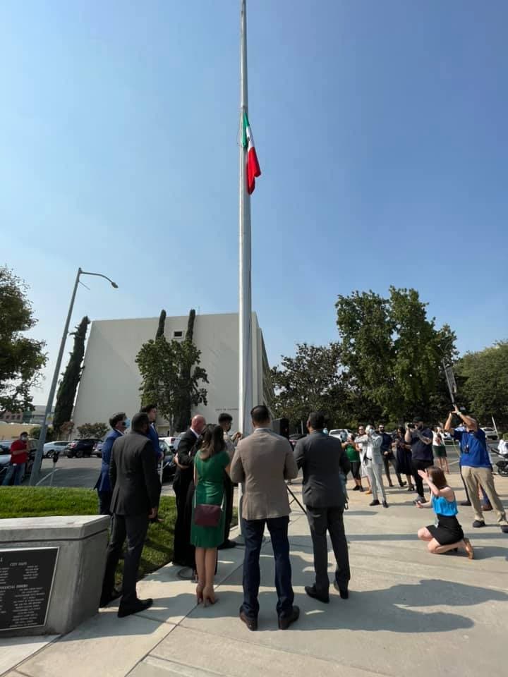 "Significa mucho el recordar nuestra independencia, ya que estamos lejos de nuestro pueblo y de nuestras raíces", dijo Miguel López, presidente del comité de vendedores que participó del evento.
<br>