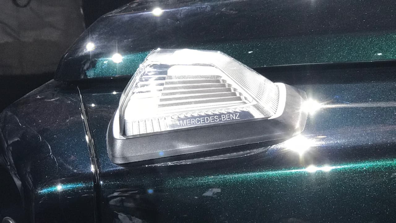 Las luces de cruce ubicadas en el tope de los guardafangos delanteros ya son una firma visual de la Merecedes-Benz Clase-G, y ahora en la segunda generación del modelo las mismas se retraen en caso de accidente para salvaguardar su integridad física.