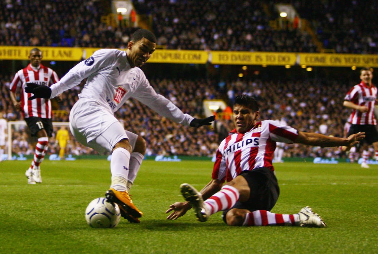 Fichó por el PSV Eindhoven holandés. De 2006 a 2010 el zaguero mexicano formó parte del equipo también conocido como 'Los Granjeros'.