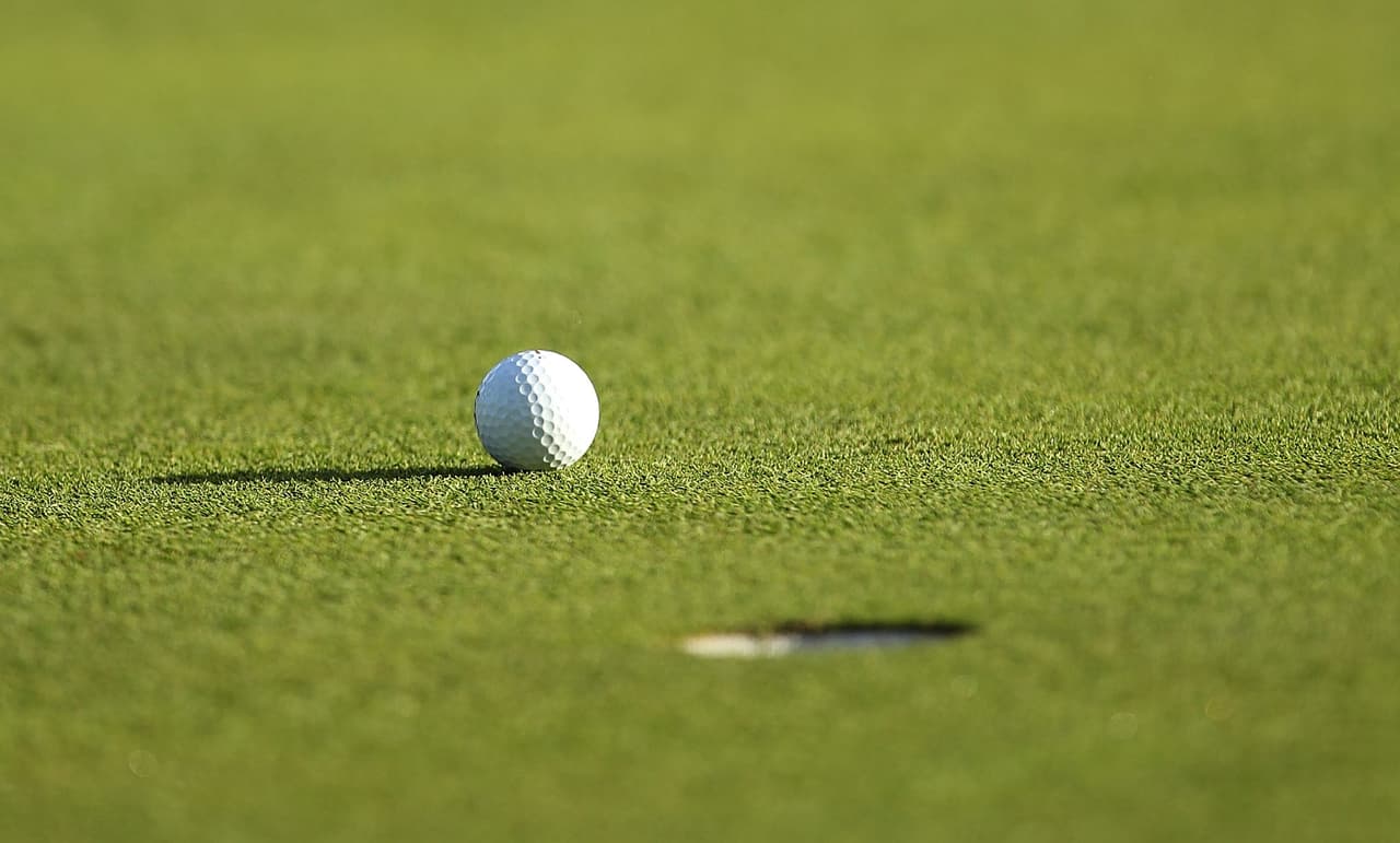 Una niña de seis años muere tras ser golpeada por una pelota de golf lanzada por su padre accidentalmente