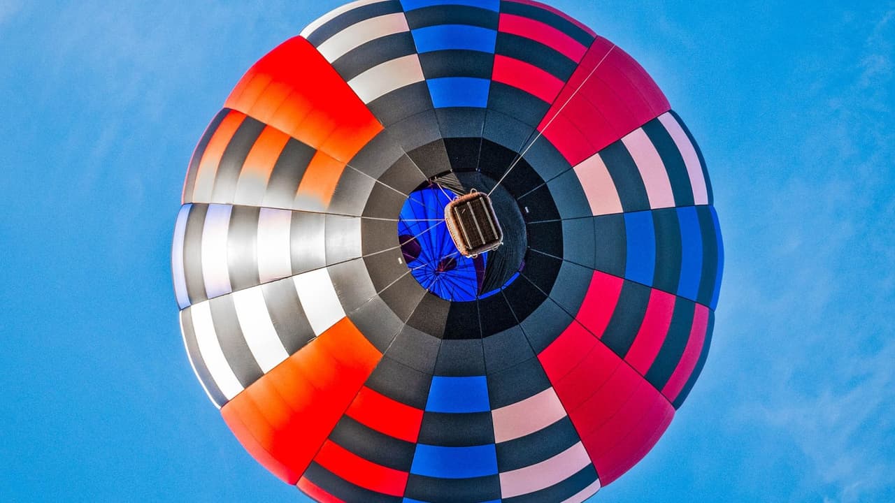 <h3 class="cms-H3-H3">Día por día 🎈</h3>
<br>
<b>Jueves 18 </b>
<br>
<b>Arranca el festival</b> con música de Plano Symphony, paracaidistas al caer la tarde y fuegos artificiales 8:45 pm. 
<br>
<b>Viernes 19 </b>
<br>
<b>Ambiente más juvenil: </b>conciertos y fuegos artificiales a las 9:00 pm. 
<br>
<b>Sábado 20 </b>
<br>
<b>El día largo: </b>lanzamiento 7:00 am, zona infantil abierta, conciertos y paracaidistas. Fuegos artificiales 9:00 pm. 
<br>
<b>Domingo 21 </b>
<br>
<b>Cierre breve y madrugador: </b>lanzamiento 7:00 am, despedida a las 11:00 am.