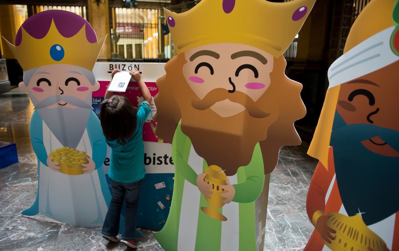 Tras el Nacimiento del Niño Jesús de Nazaret, acudió desde países extranjeros muchísima gente para rendirle homenaje, incluyendo los "reyes magos", que querían conocer al nuevo salvador. Según relata San Mateo, cuando Jesús nació en Belén, ellos vinieron del oriente a Jerusalén diciendo: "¿Dónde está el rey de los judíos que acaba de nacer? Hemos visto su estrella en el oriente y venimos a adorarle".