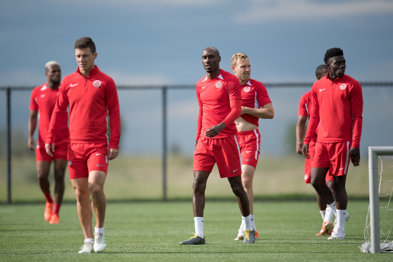 Bajo las órdenes de John Herdman, entrenador de la selección de Canadá, el equipo de la hoja de maple se entrenó para cerrar su preparación de cara a su importante partido ante México por la Copa Oro que se efectuará este miércoles en Denver. Jugadores jóvenes muy interesantes y con enorme potencial que militan en las mejores ligas europeas, son la parte medular de un equipo canadiense que, por lo visto, busca hacerle partido al Tri en el renglón de lo físico y el desgaste por correr en todo el campo.