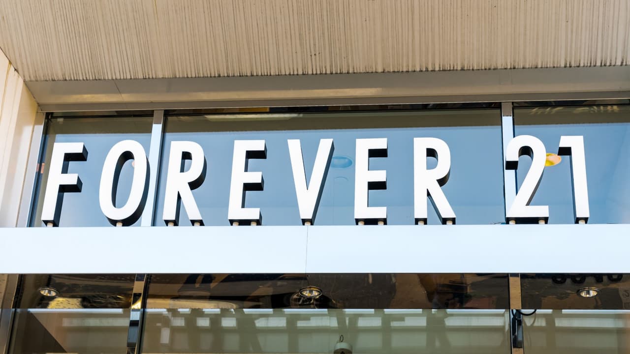 <h3 class="cms-H3-H3">Un cambio en el panorama de las compras </h3>
<br>El cierre de Forever 21 no es un caso aislado. Cada vez más marcas están luchando por mantenerse a flote en un mercado en el que las compras online dominan. Las tiendas físicas ya no son lo que eran antes, y el comercio electrónico parece ser el futuro. Sin embargo, para aquellos que disfrutaban de pasear por las tiendas, ver las colecciones de cerca y vivir la experiencia de compra en persona, el adiós de Forever 21 es 
<b>un recordatorio de que el mundo de las compras está cambiando rápidamente.</b>