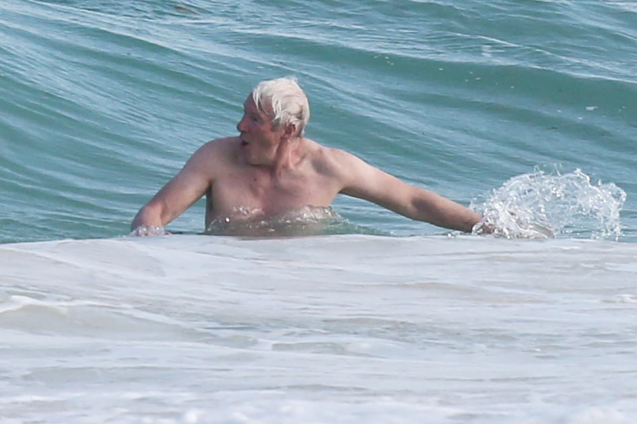 Richard Gere goza del mar en Tulum, México, el de 3 de abril de 2017.