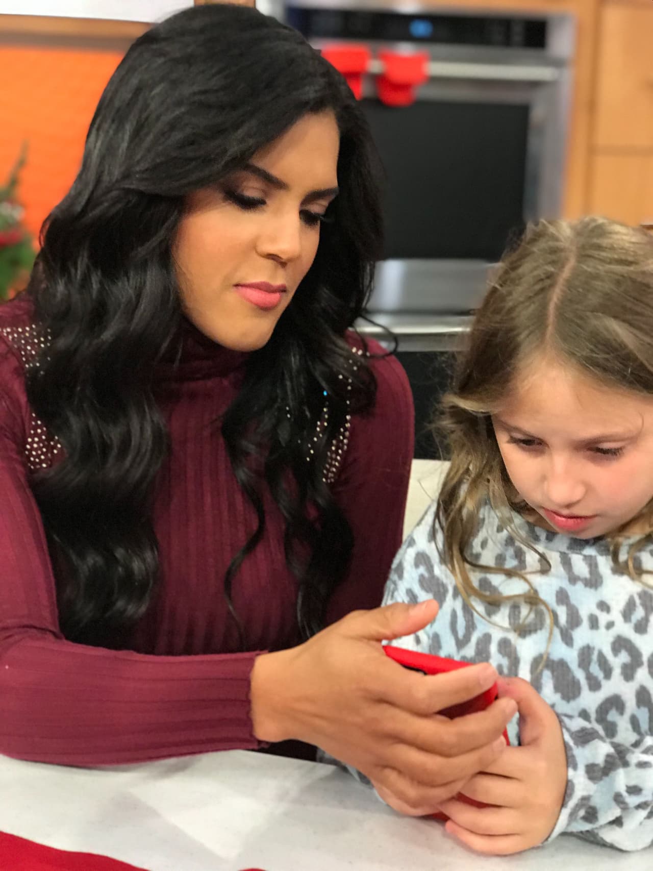 La conductora dominicana se mostró muy atenta con su sobrina. No le perdió la mirada mientras estaba en el teléfono celular.