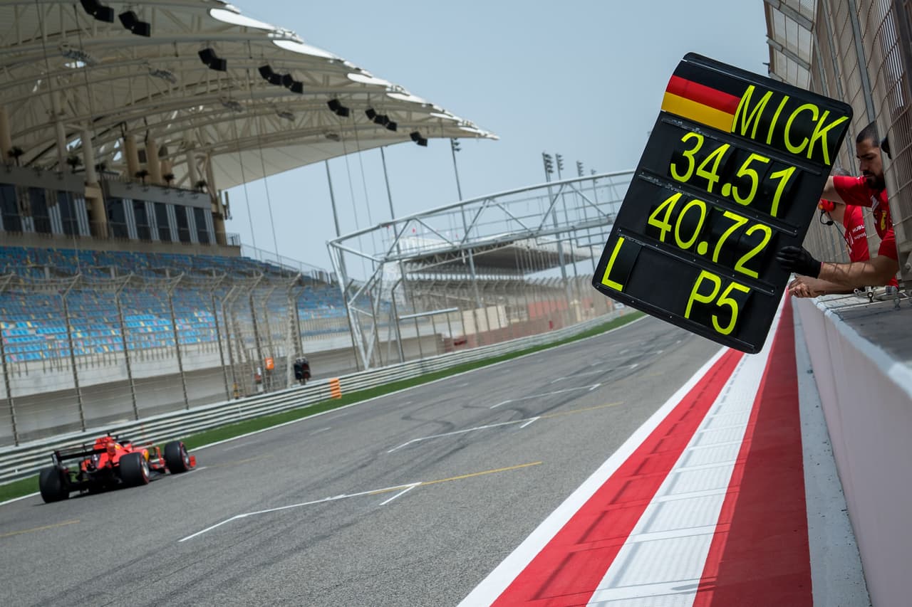 El mejor tiempo del heredero de Michael en esta primera prueba fue de 1:32.552, solo 32 centésimas menos que Lewis Hamilton.