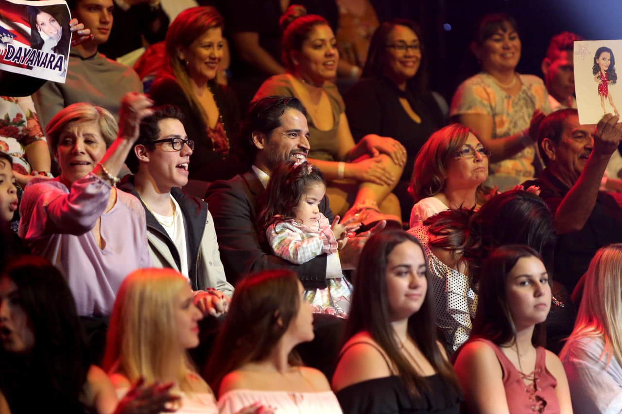 La familia de Ana estaba reunida para acompañarla en esta gran noche, su esposo Luis no puede estar más orgulloso de ella.