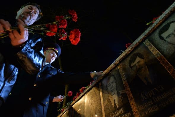 Según datos oficiales, la explosión ocurrida en la madrugada del 26 de abril de 1986 en el cuarto reactor de la central de Chernóbil esparció hasta 200 toneladas de material con una radiactividad de 50 millones de curies, equivalente a 500 bombas atómicas como la lanzada en Hiroshima durante la Segunda Guerra Mundial.