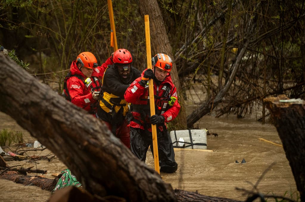 Una decena de indigentes recibió la ayuda necesaria para salir a tierra firme, buscar calor y alimentos.