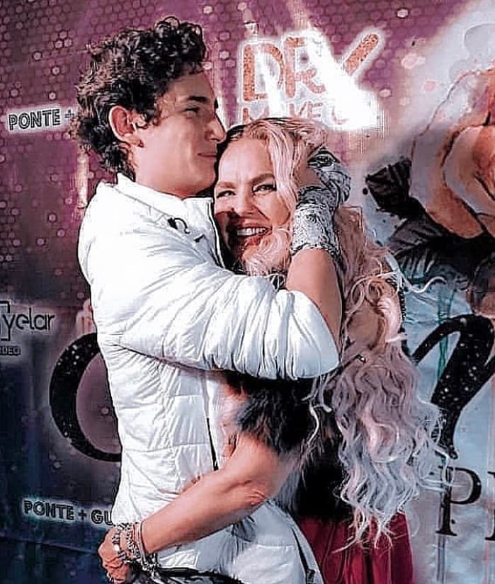 “Yo creo que esos son recursos efímeros y banales que usa gente que quiere apoyarlo a él y que pasan inadvertidos”, comentó la cubana.