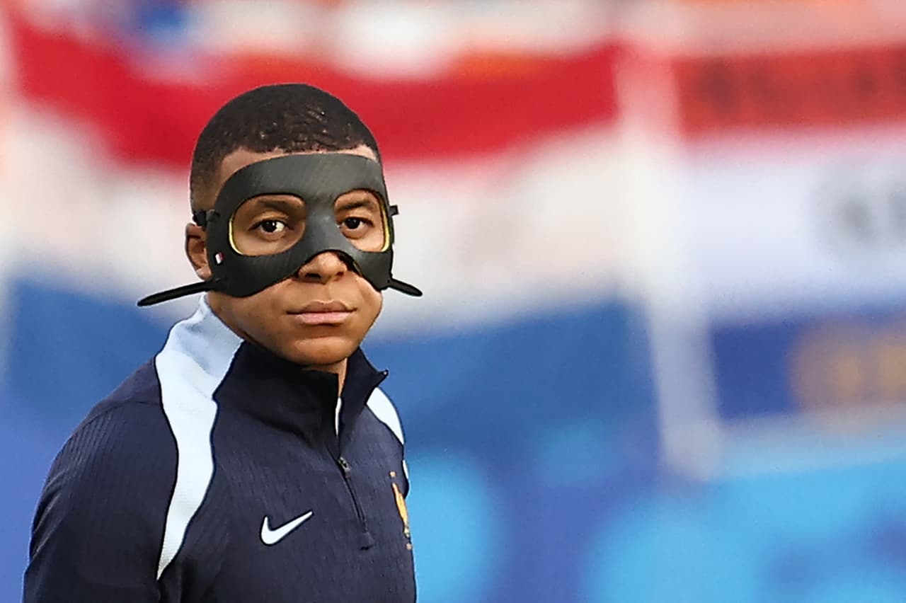 Francia no arriesga a Mbappé: se queda en la banca en la banca