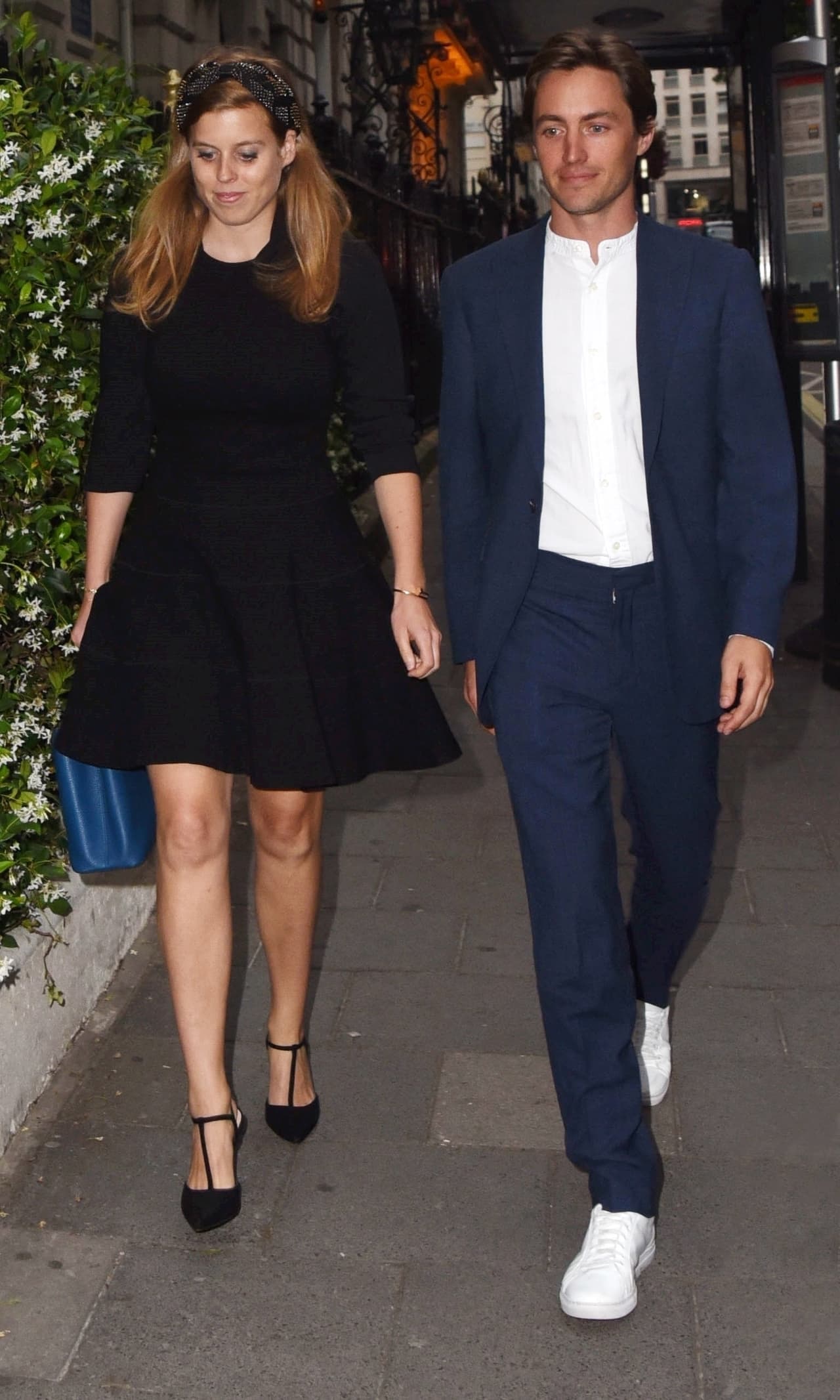 "Estoy muy honrado de que Edoardo haya elegido trabajar conmigo para diseñar el anillo de compromiso para la princesa Beatrice y haber estado involucrado en este momento especial en sus vidas", dijo Shaun Leane, cabeza principal de la marca que lleva su nombre, citado por Daily Mail.
<br>