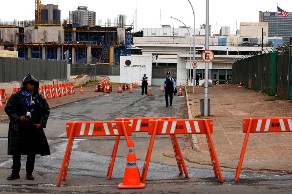 EEUU suspende servicios consulares y Australia cierra embajada en Brasil, horas antes de las elecciones