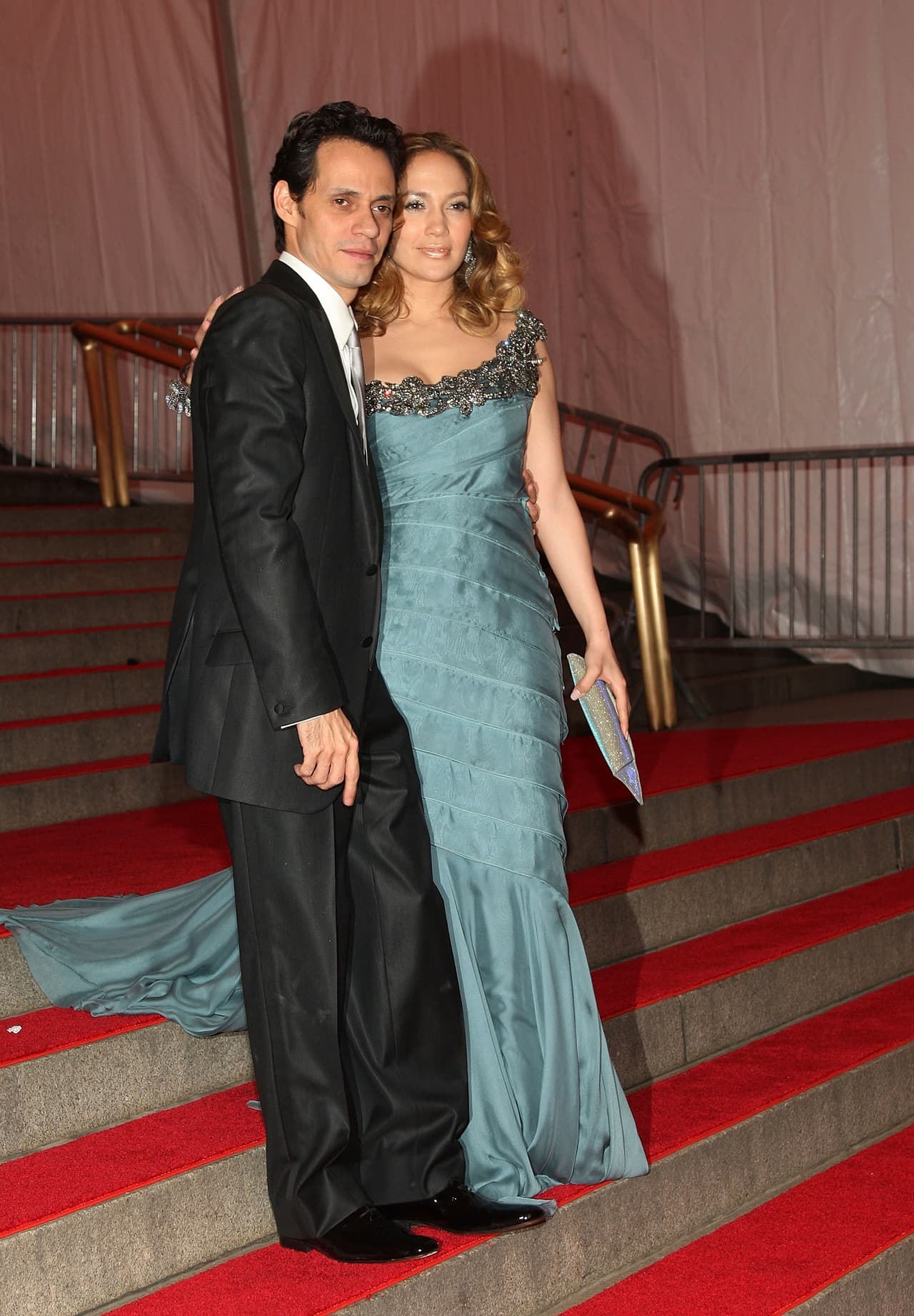 En 2008 la llamada 'Diva del Bronx' lució deslumbrante con un vestido verde azulado junto a su entonces esposo Marc Anthony, solo tres meses después de dar a luz a los gemelos Max y Emme.