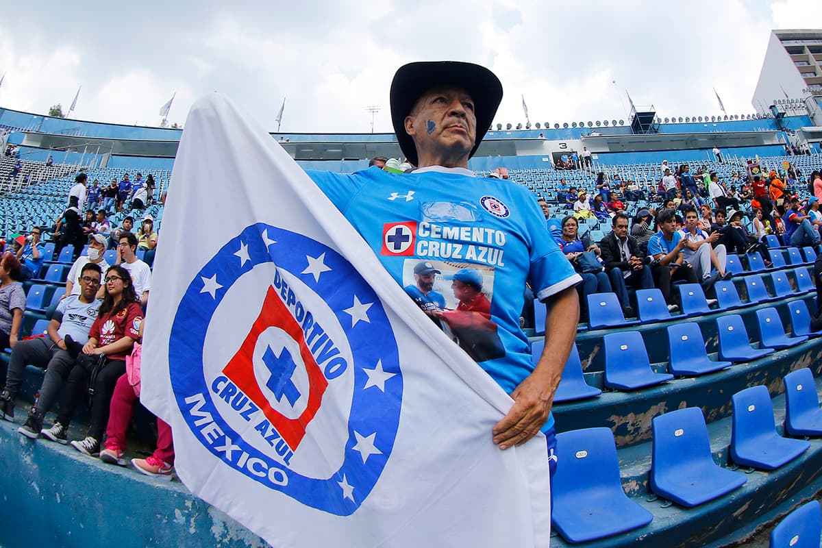 Los fanáticos de Cruz Azul despidieron su escenario donde jugaban de local.
