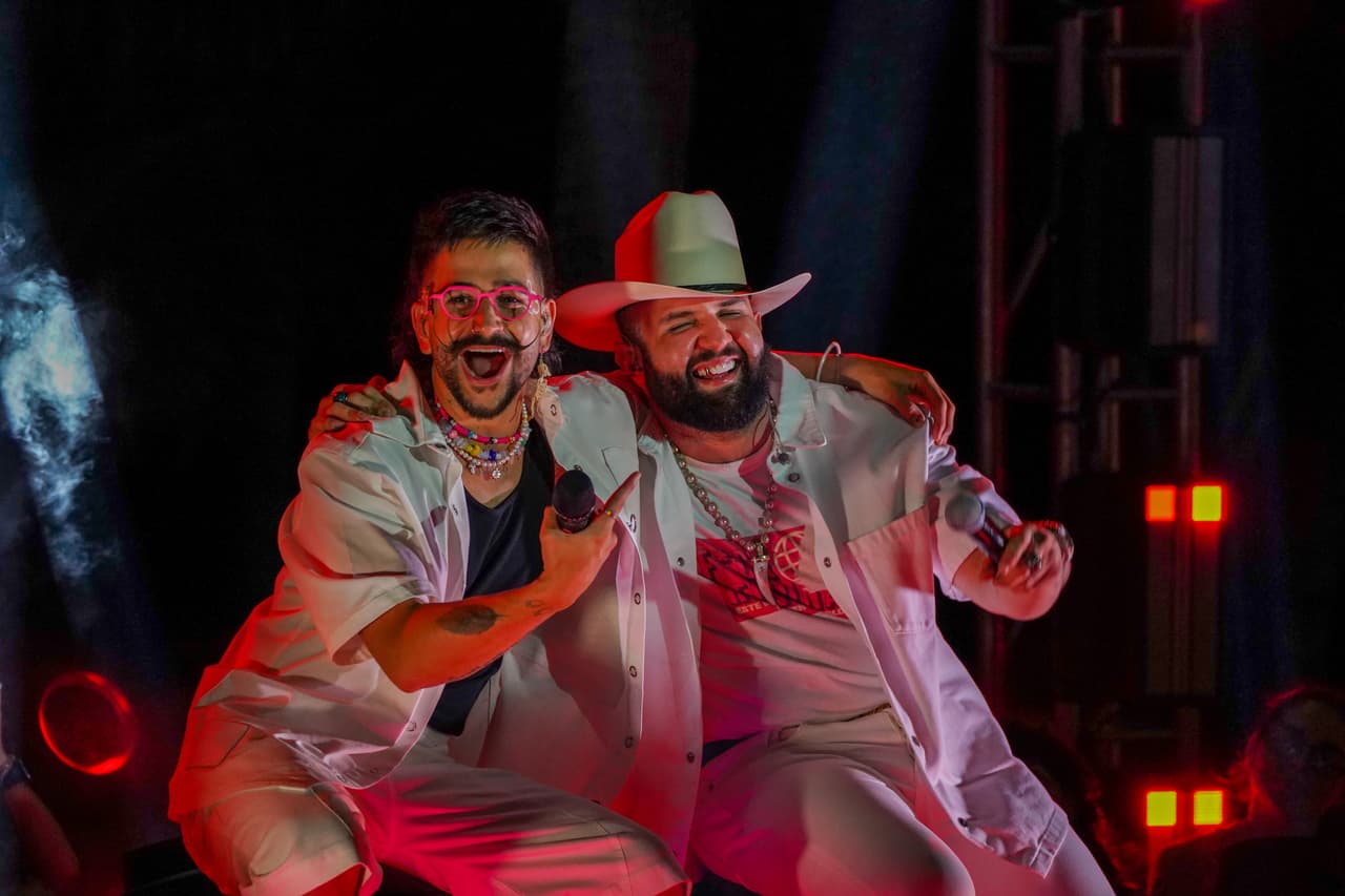 <h2 class="cms-H2-H2">Carin León y Camilo </h2>
<br>
<br>Los intérpretes cantaron por primera vez en televisión el tema 'Ni Me Debes, Ni Te Debo',
<b> </b>canción que lanzaron hace pocas semanas.