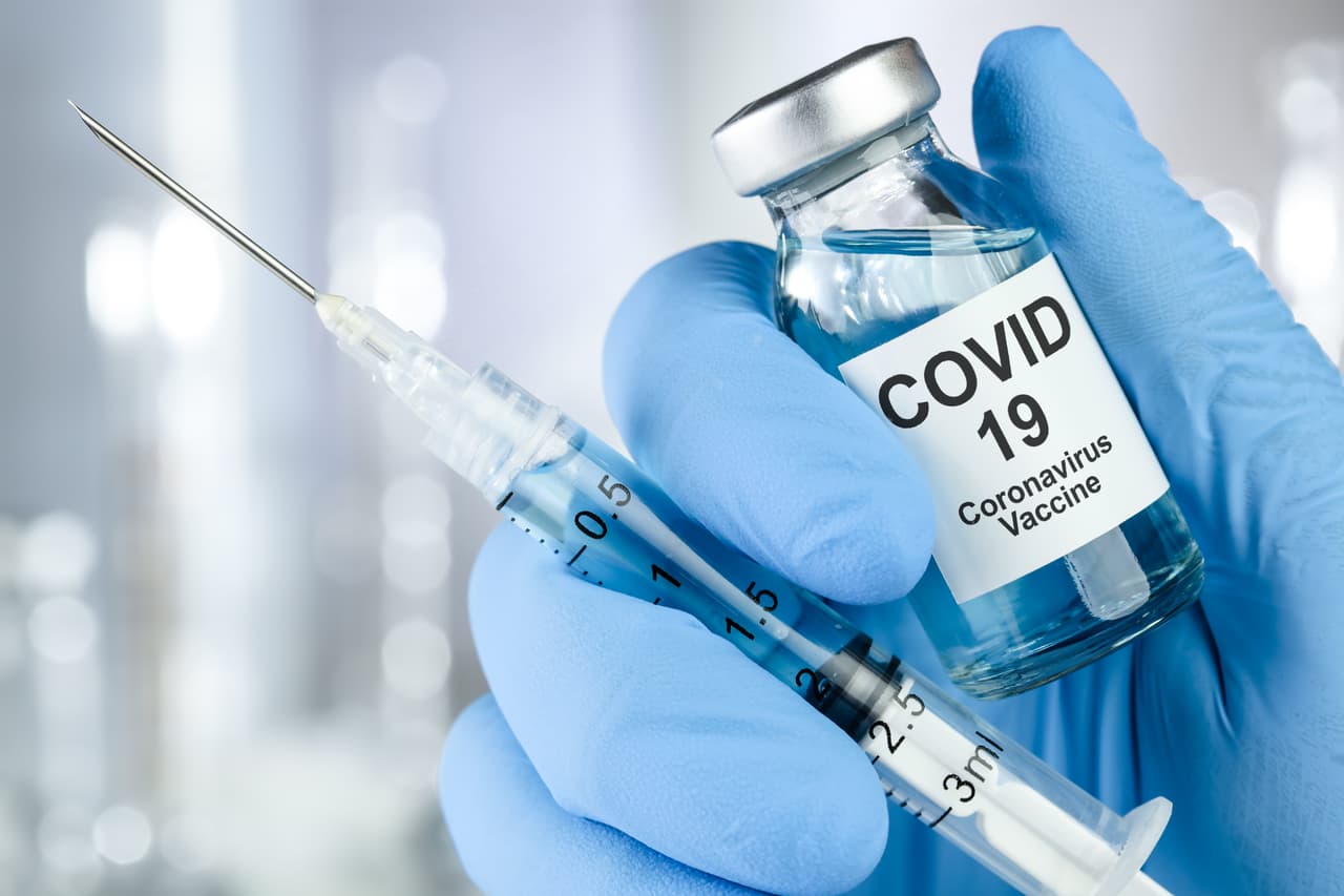 La 
<b><a href="https://www.univision.com/local/atlanta-wuvg/lista-de-centros-de-vacunacion-contra-el-coronavirus-en-georgia">vacuna contra el covid-19</a></b> puede generar algunos efectos secundarios, pero son signos normales de que el cuerpo está generando protección, según los CDC. Estos efectos secundarios pueden afectar tu capacidad para realizar las actividades diarias, pero deberían desaparecer en unos días. Algunas personas no presentan efectos secundarios en absoluto.
