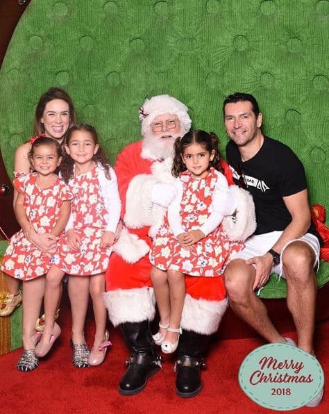 "¡Llegó diciembre! ¡Mi mes favorito del año! ¡Este 2018 el más especial de todos! En unos días más esperamos la llegada de Emilia y Paula, ¡para completar esta gran familia! ¡Felices fiestas!", escribió Jacky junto a esta postal.
